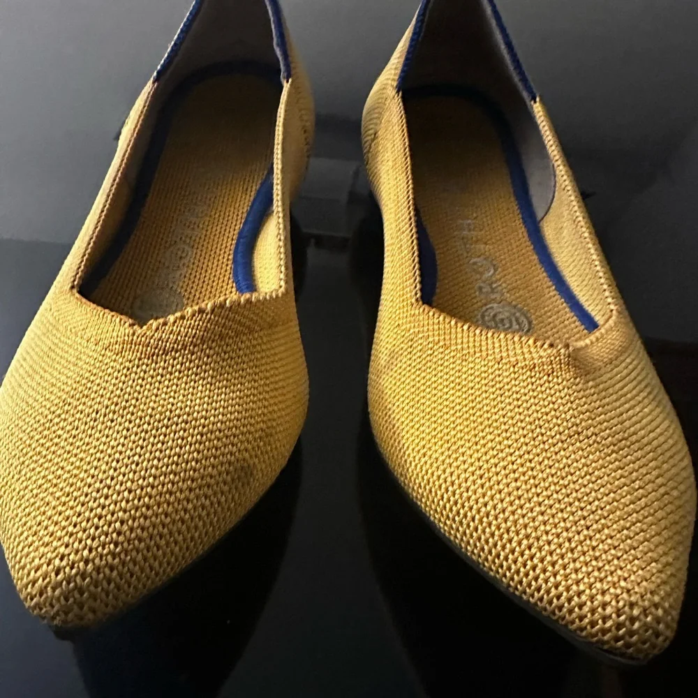 Yellow pointy toe Rothy’s. Size 6 - Picture 2 of 3
